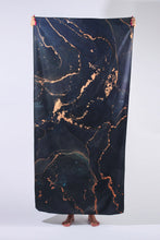 Kép betöltése a galériamegjelenítőbe: Dark Gold Marble Beach Towel 180x90cm