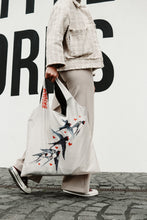 Kép betöltése a galériamegjelenítőbe: Swallows and Hearts Shopping Bag