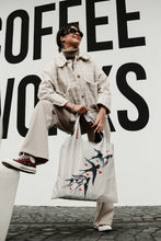 Kép betöltése a galériamegjelenítőbe: Swallows and Hearts Shopping Bag