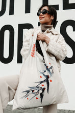 Kép betöltése a galériamegjelenítőbe: Swallows and Hearts Shopping Bag