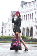 Kép betöltése a galériamegjelenítőbe: Dark Blooming Flowers Shopping Bag