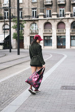 Kép betöltése a galériamegjelenítőbe: Dark Blooming Flowers Shopping Bag