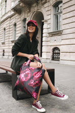 Kép betöltése a galériamegjelenítőbe: Dark Blooming Flowers Shopping Bag