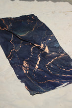 Kép betöltése a galériamegjelenítőbe: Dark Gold Marble Beach Towel 180x90cm