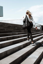 Kép betöltése a galériamegjelenítőbe: Black on Black Weekender