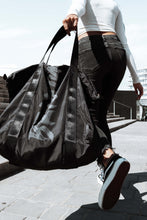 Kép betöltése a galériamegjelenítőbe: Black on Black Weekender