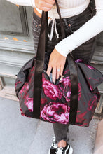 Kép betöltése a galériamegjelenítőbe: Dark Blooming Flowers Weekender