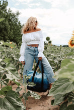 Kép betöltése a galériamegjelenítőbe: Deep Blue Horizon Weekender