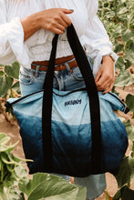 Kép betöltése a galériamegjelenítőbe: Deep Blue Horizon Weekender