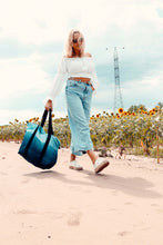 Kép betöltése a galériamegjelenítőbe: Deep Blue Horizon Weekender