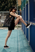 Kép betöltése a galériamegjelenítőbe: Line Art Faces Shopping Bag