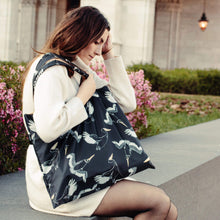 Kép betöltése a galériamegjelenítőbe: Black Pelican Shopping Bag