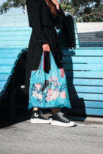 Kép betöltése a galériamegjelenítőbe: Floral Bird Shopping Bag x Rosehip
