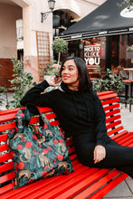 Kép betöltése a galériamegjelenítőbe: Leopard & Roses Shopping Bag