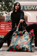 Kép betöltése a galériamegjelenítőbe: Leopard & Roses Shopping Bag