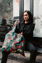 Kép betöltése a galériamegjelenítőbe: Leopard & Roses Shopping Bag