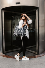 Kép betöltése a galériamegjelenítőbe: Lazy Leopard Shopping Bag