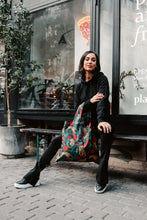 Kép betöltése a galériamegjelenítőbe: Leopard & Roses Shopping Bag