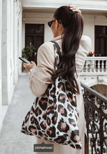 Kép betöltése a galériamegjelenítőbe: Brown Leopard Skin Shopping Bag