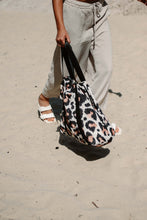 Kép betöltése a galériamegjelenítőbe: Brown Leopard Skin Weekender
