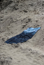 Kép betöltése a galériamegjelenítőbe: Deep Blue Horizon Beach Towel 180x90cm
