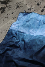 Kép betöltése a galériamegjelenítőbe: Deep Blue Horizon Beach Towel 180x90cm
