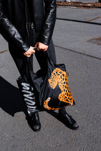 Kép betöltése a galériamegjelenítőbe: Solo Leopard Shopping Bag
